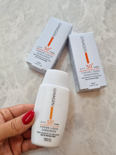 ضدآفتاب بیرنگspf50 برپایه آب پوست نرمال تا خشک ژیناژن