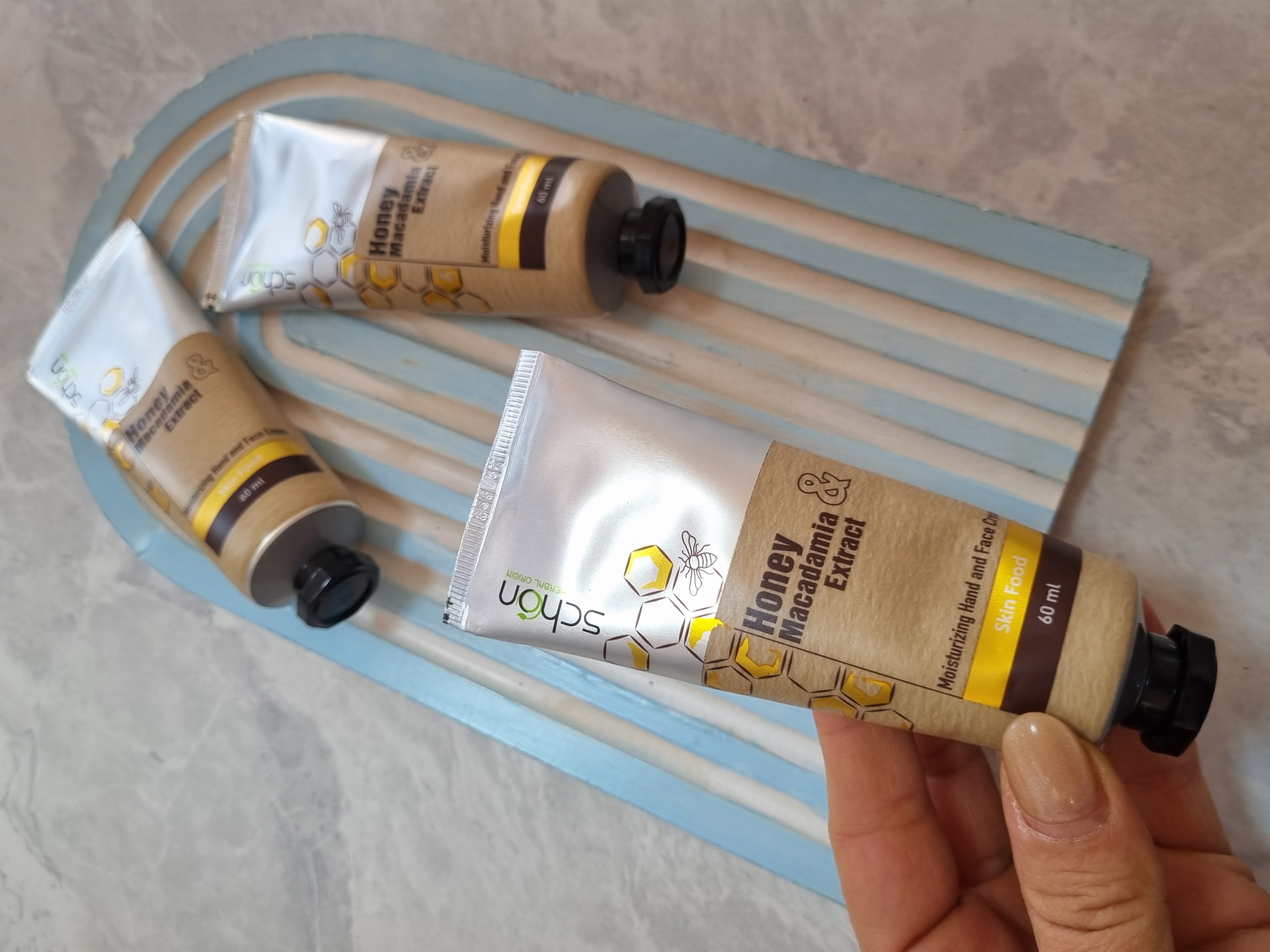 کرم مرطوب‌کننده تیوپی دست و صورت SHUN – ضد خشکی و نرم‌کننده پوست