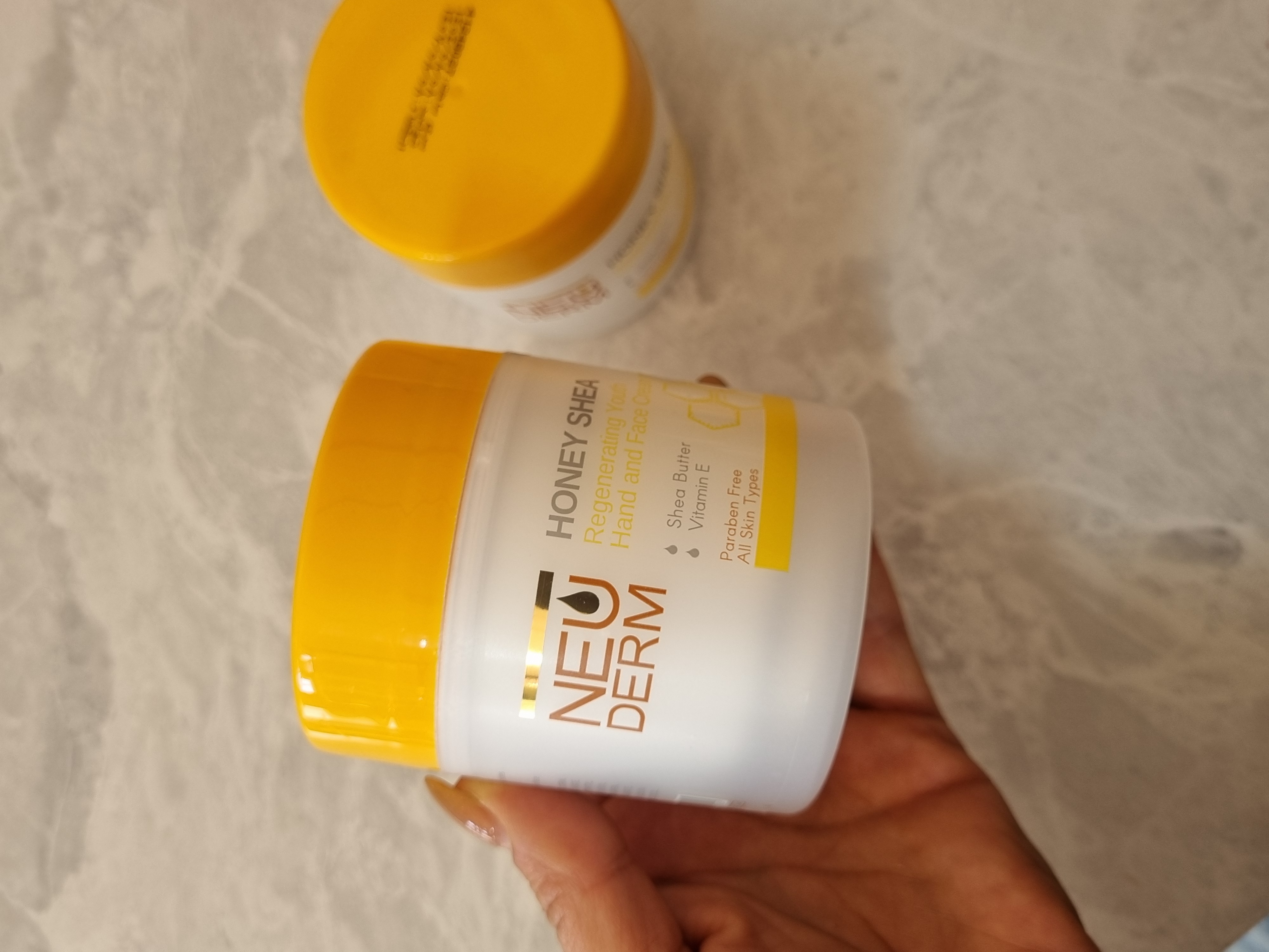 کرم مرطوب‌کننده دست و صورت Neuderm با عصاره عسل – نرم‌کننده و آبرسان پوست